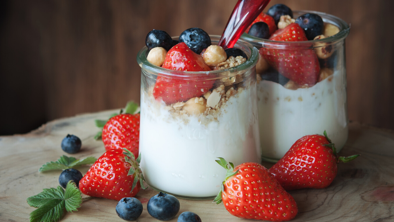 jogurt domowy recenzje dwa słoiczki z jogurtem i owocami